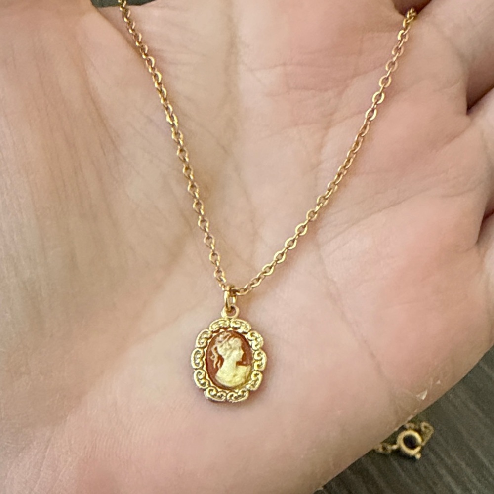 Vintage Gold Cameo Pendant Necklace - Elegant Women's Jewelry